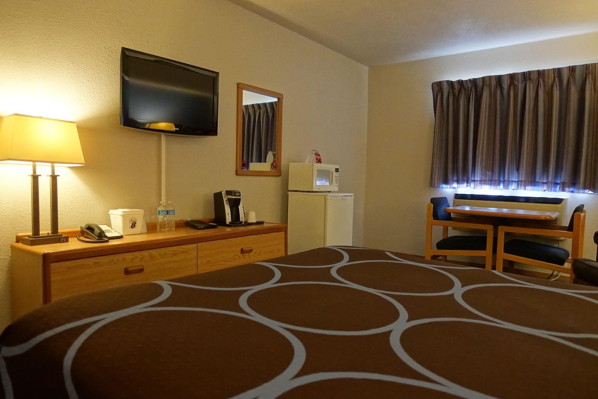 Hotel Super 8 By Wyndham Swift Current Exterior foto