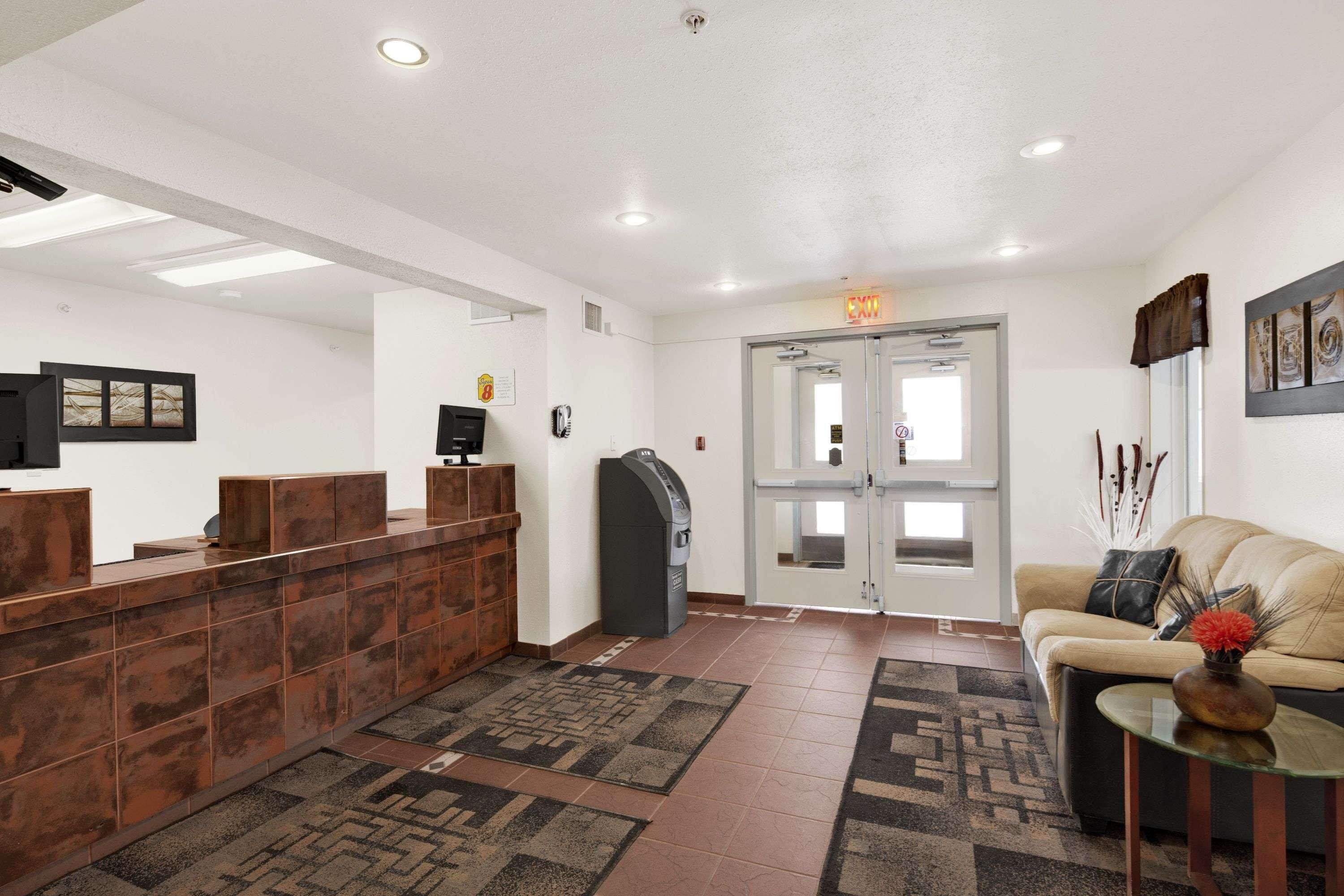 Hotel Super 8 By Wyndham Swift Current Exterior foto