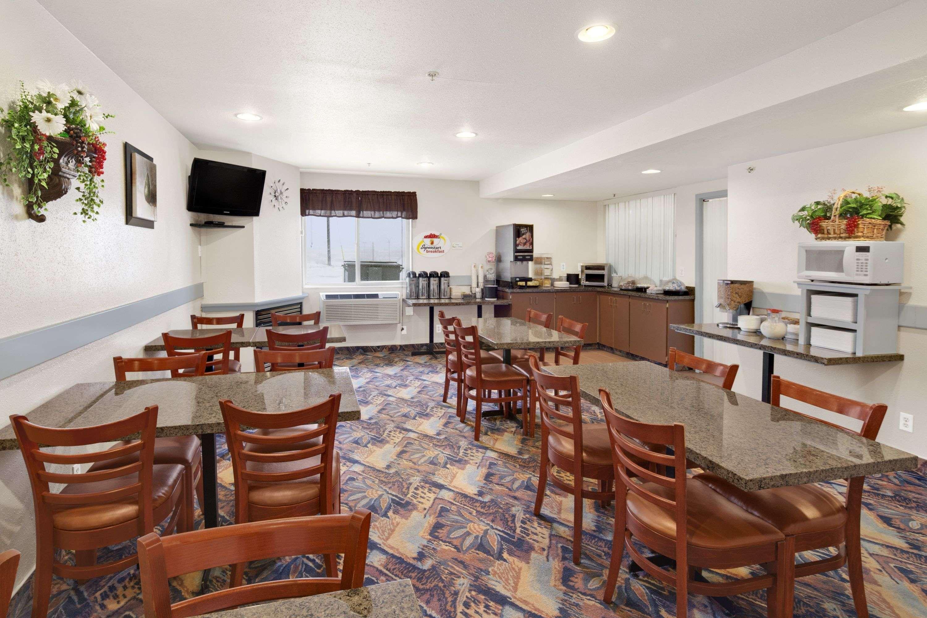 Hotel Super 8 By Wyndham Swift Current Exterior foto