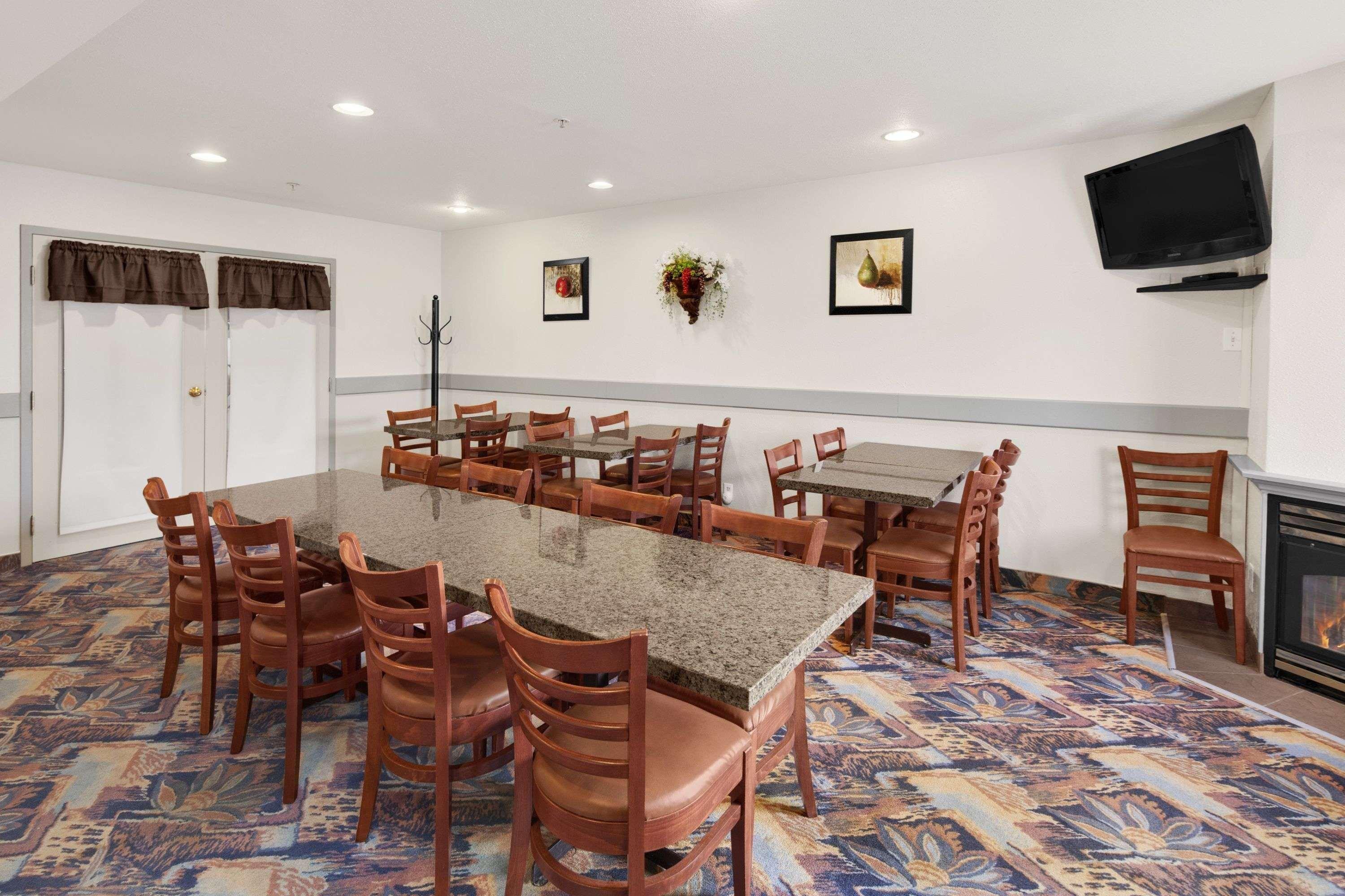 Hotel Super 8 By Wyndham Swift Current Exterior foto